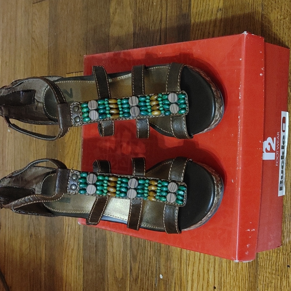 R2 FOOTWEAR by BUCKLE size 6.5 brown espadrilles